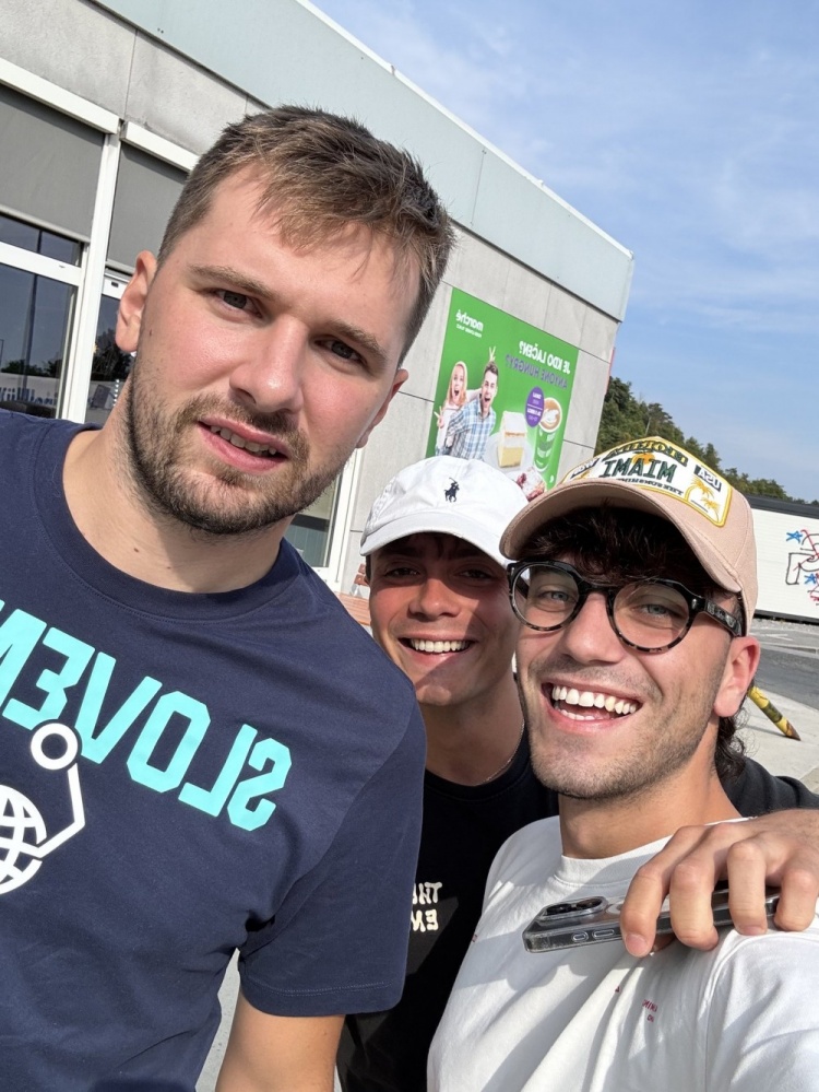 星空体育下载-一意大利球迷加油站偶遇东契奇：他瘦了33磅 差点没认出来