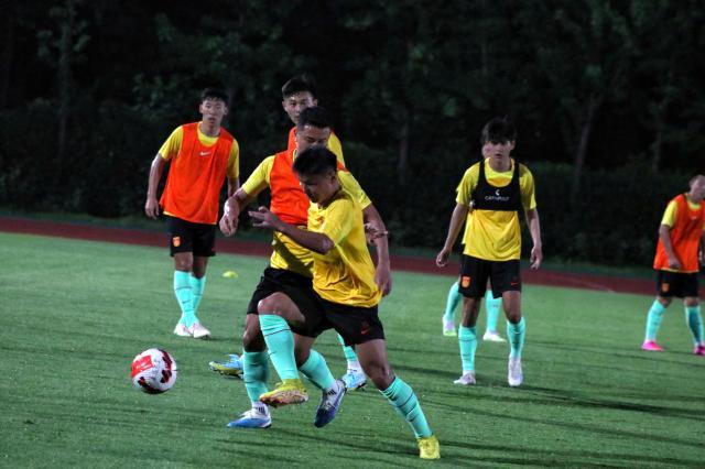 星空体育官网-2天4练！男足亚运队狂奔ing 主帅最看重“阅读比赛”