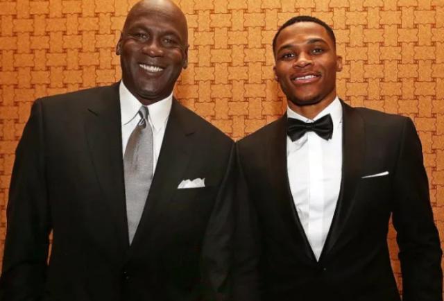 星空体育下载-黄蜂或尝试交易韦少 湖人可能用延伸条款将其裁撤